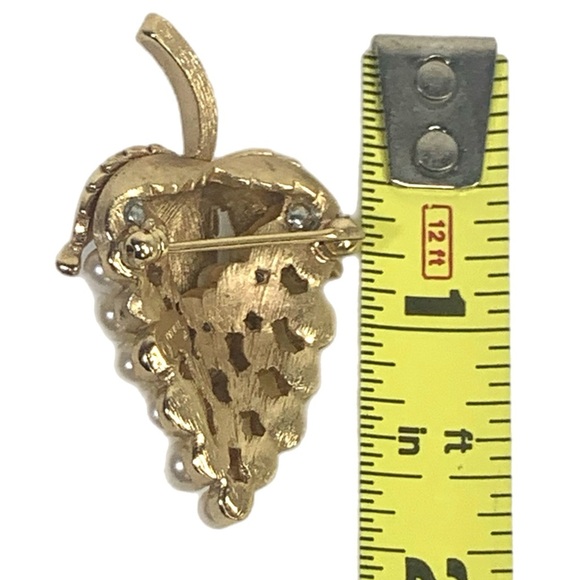 Trifari Gold and Cream Pearl Cluster Brooch - Picture 5 of 5